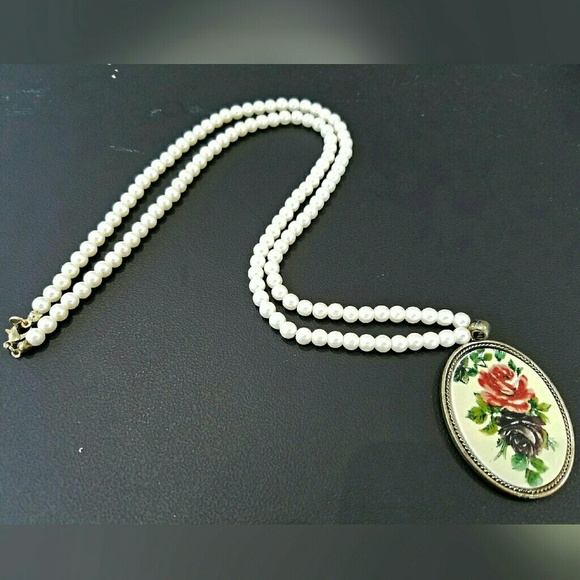 Forever 21 necklace with floral pendant - Picture 2 of 2